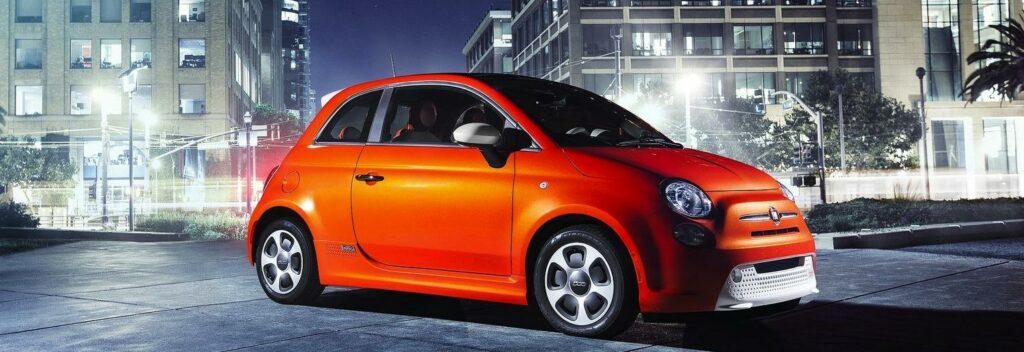 En Fiat 500 parkerad på en stadsgata. (AI text)