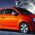 En Fiat 500 parkerad på en stadsgata. (AI text)