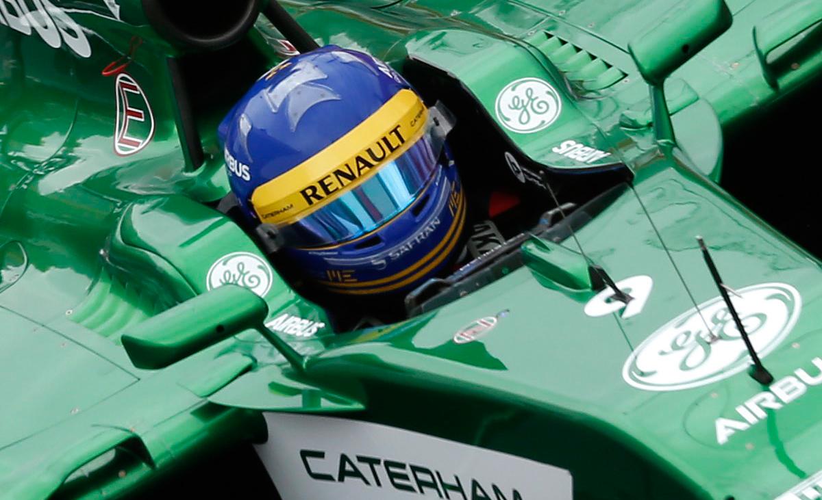 En grön Formel 1-bil med föraren i cockpitet. (AI text)