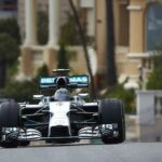 Mercedes-Benz GT-racingbil kör nerför en backe. (AI text)