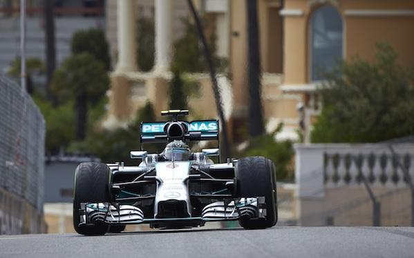 Mercedes-Benz GT-racingbil kör nerför en backe. (AI text)