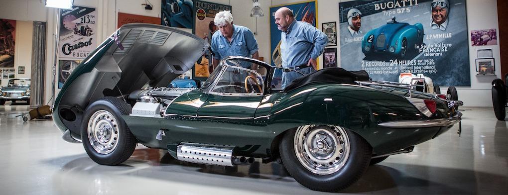 En man och en kvinna tittar på en klassisk bil i ett museum. (AI text)