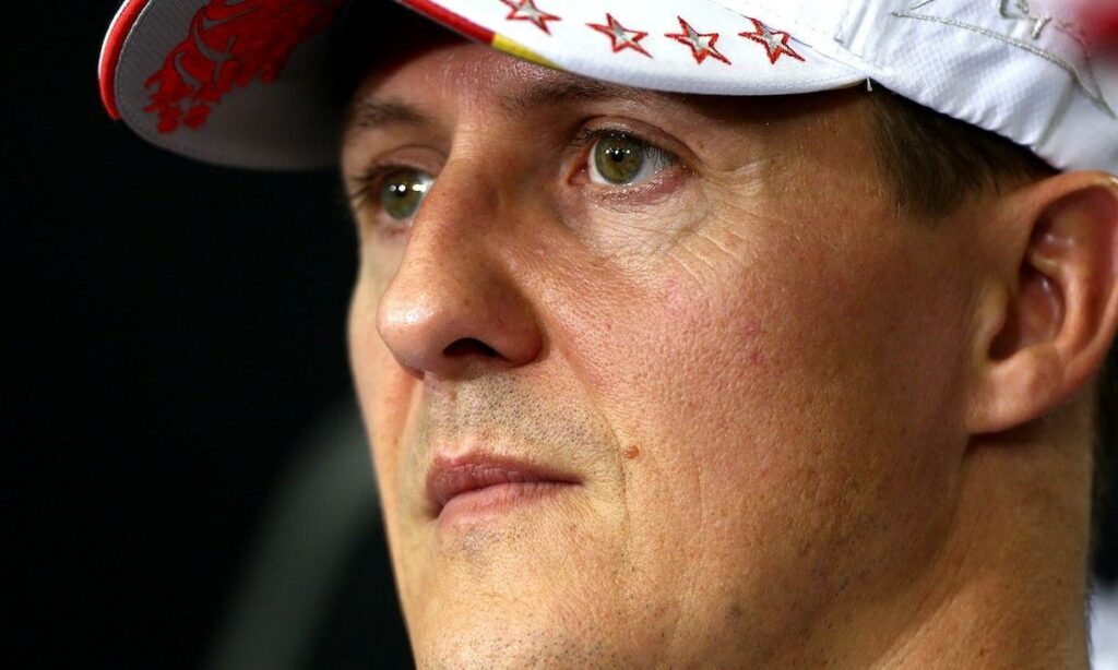 En racerförare med en röd hatt. (AI text)