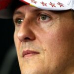 En racerförare med en röd hatt. (AI text)