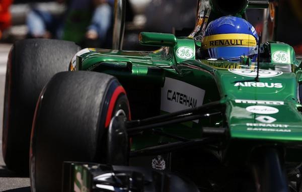 En grön racerbil kör nerför gatan. (AI text)