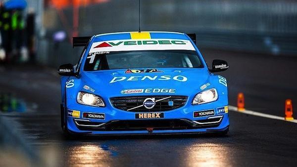 En racerbil kör på en bana. (AI text)