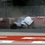 En racingbil krockar in i ett galler. (AI text)