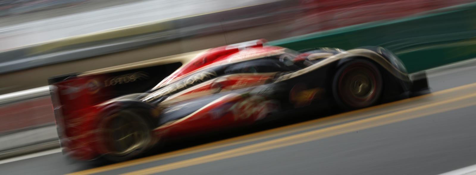 En Lotus LTD-racebil i rörelse. (AI text)