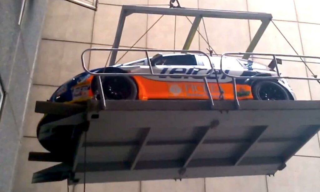 En bil hissar in i ett bygge. (AI text)