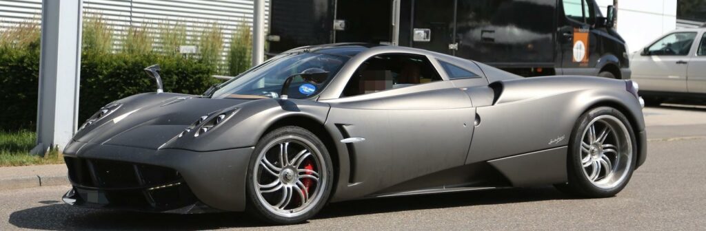 Här kan vi se hur Pagani testar en ny version av Huayra utanför AMG-huvudkontoret i tyska Affalterbach. Testbilen har kablar som går från motorn in till en dator i kupén – förmodligen handlar det alltså om en motoruppdatering. Foto: SB Medien