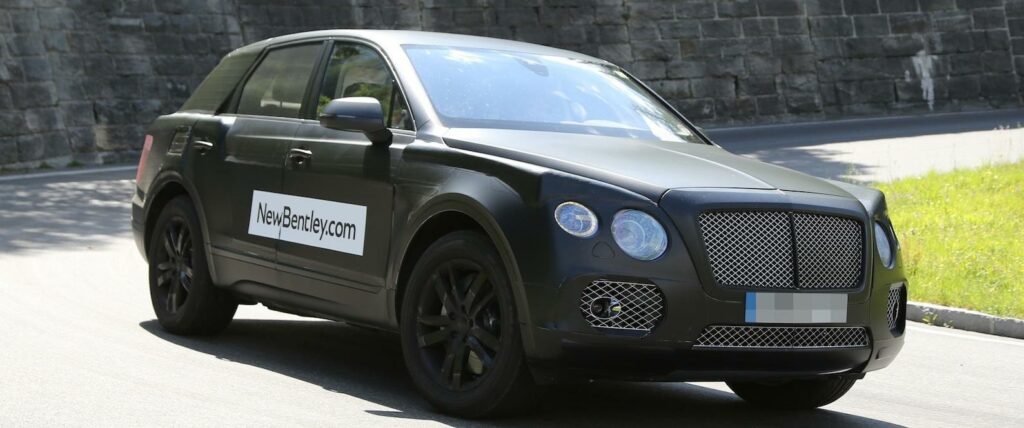 En Bentley-jeep kör nedför en backe. (AI text)