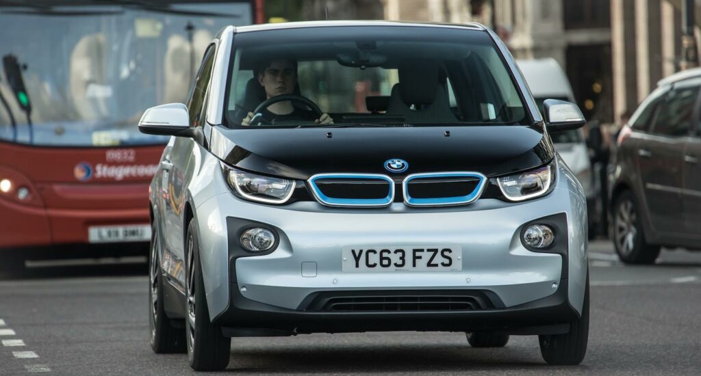 Bridgestone har släppt nya däck i udda dimensioner för elbilen BMW i3: de är smala, men passar trots det på 19- eller 20-tumsfälgar.