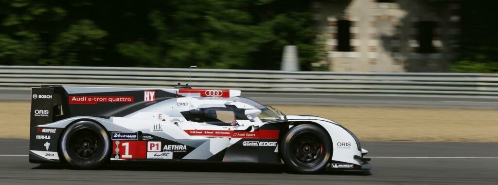 Audi A8 LS1-racebil på racerbana (AI text)