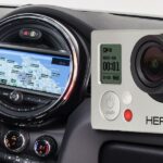 En bil med en kamera och GPS. (AI text)