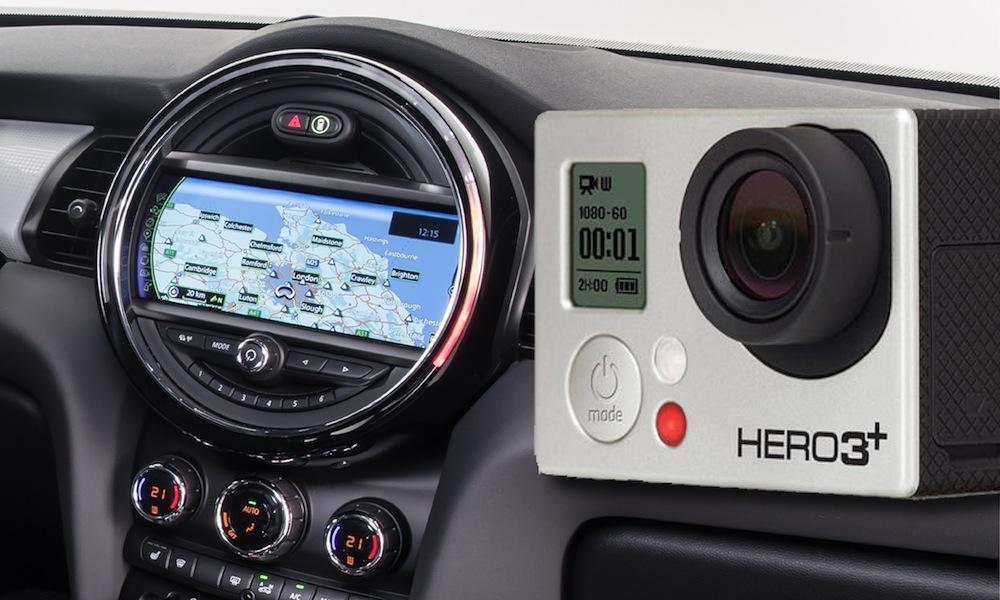 En bil med en kamera och GPS. (AI text)