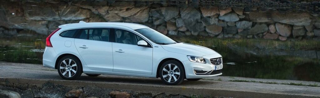 Förra året fick laddhybriden Volvo V60 D6 AWD dela förstaplatsen med gasdrivna Volkswagen Passat TSI Ecofuel när Gröna Bilister utsåg "Miljöbästa bilen".