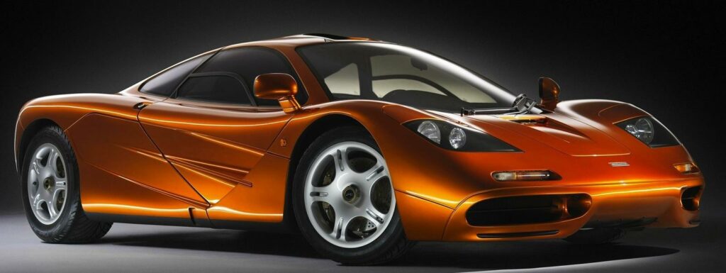 En sportbil i en mörk rum. (AI text)