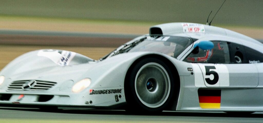 Här ser allt ut som vanligt, men långloppsbilen Mercedes CLR flippade flera gånger under Le Mans 1999. Mark Webber och Peter Dumbreck flög nio meter upp i luften.