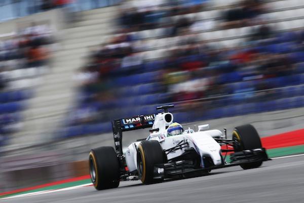 En racebil kör på en bana. (AI text)