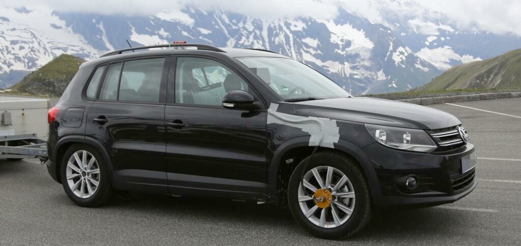 Släpkörning i Alperna är bara ett av testmomenten för nästa generation Volkswagen Tiguan – för några veckor sedan kördes den på Nürburgring. Premiären är planerad till sent 2015 eller tidigt 2016.