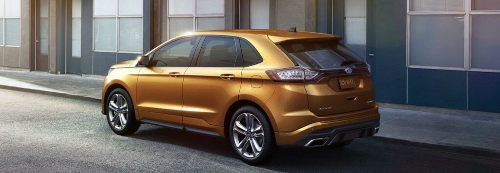 En Ford Edge parkerad framför ett byggnad. (AI text)