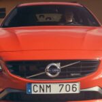 En Volvo V40 allt-terrainparkering framför en villa. (AI text)