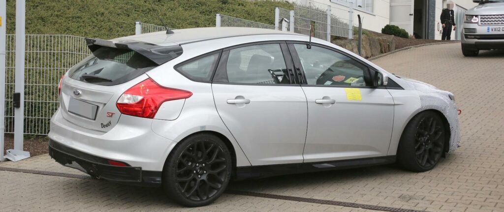 En Ford Focus ST parkerad på en gata. (AI text)