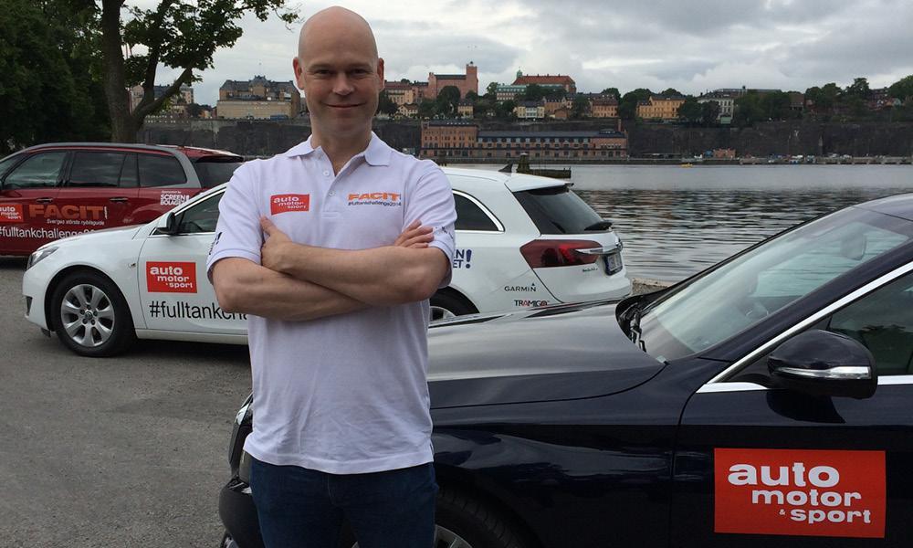 En man står bredvid en bil. (AI text)