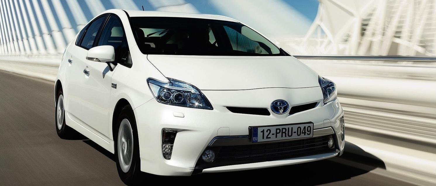 Det dröjer till december 2015 innan Toyota visar upp nya Prius. Laddhybriden får vi vänta på till oktober 2016.