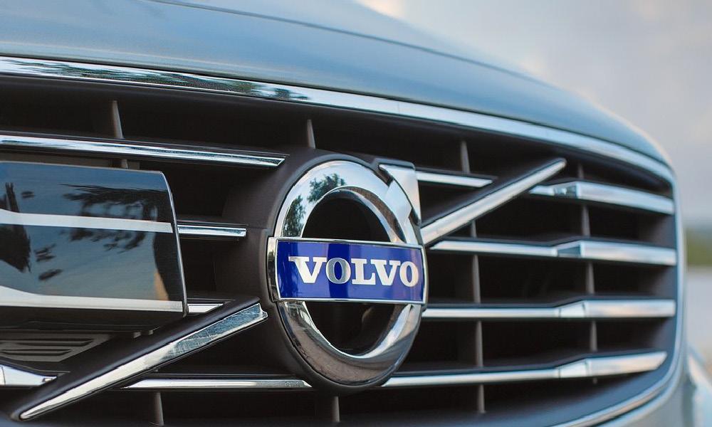 Volvo-logotypen syns på frontgrillen på bilen. (AI text)