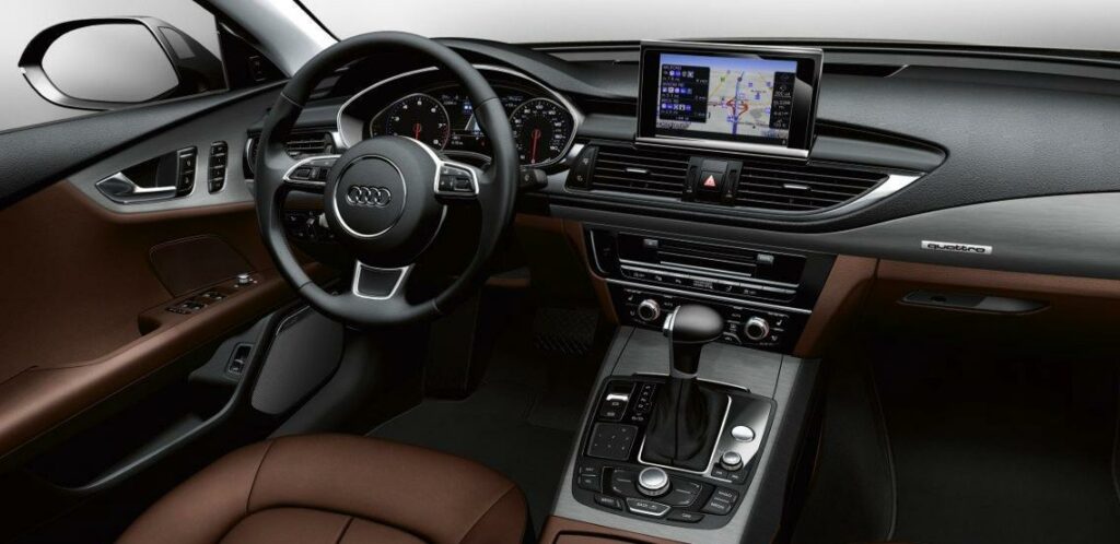 Målet med Android Auto och CarPlay är att göra körningen säkrare – apparna i mobilen visas i ett mer bilvänligt format på infotainmentskärmen.