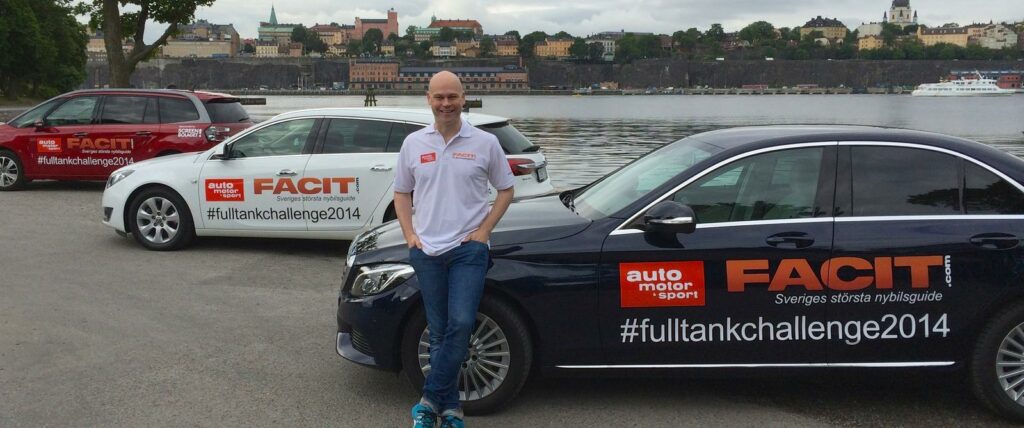 En man står bredvid två bilar. (AI text)