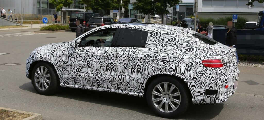 Tycker du Mercedes ML känns för "vanlig"? Snart kommer en fyradörrars coupéversion. Mercedes MLC ska vara ett lite sportigare alternativ till familjevänliga ML.