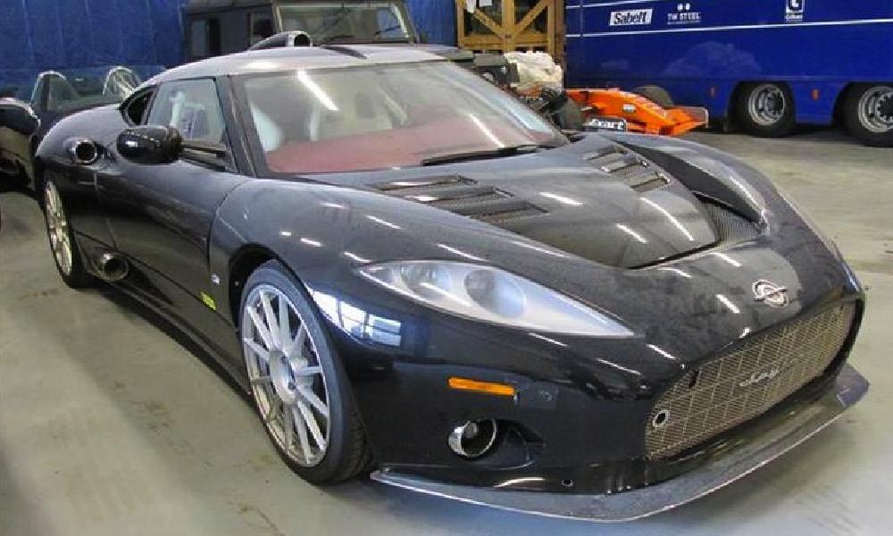 En Lotus Evora parkerad i en garage. (AI text)