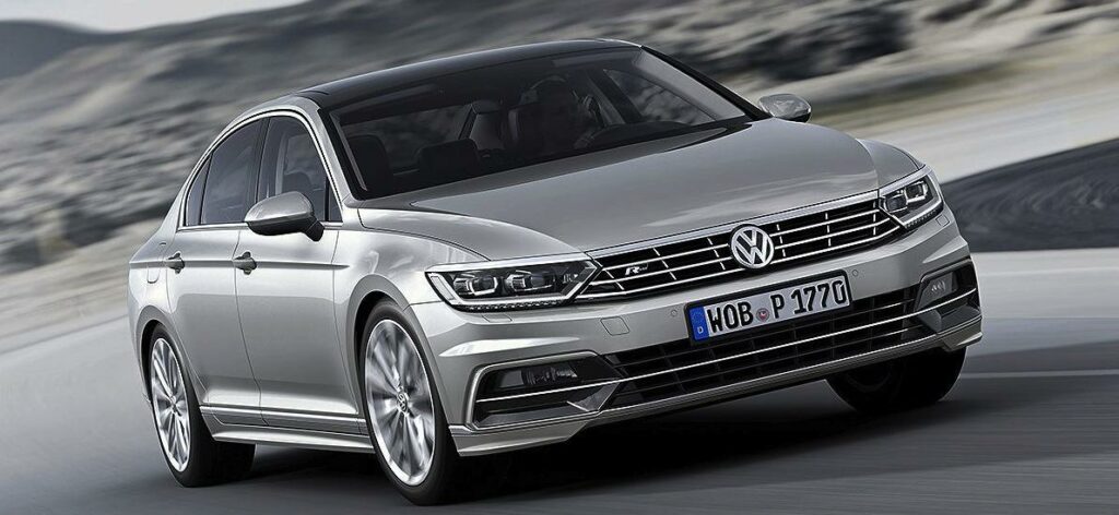 Nya Passat är lättare och lyxigare än dagens modell, de svenska priserna börjar på 283.000 kronor. Sportscombi kostar 10.000 kr extra.