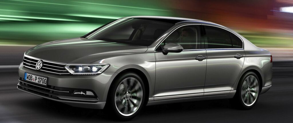 Volkswagen Passat kör nerför vägen. (AI text)