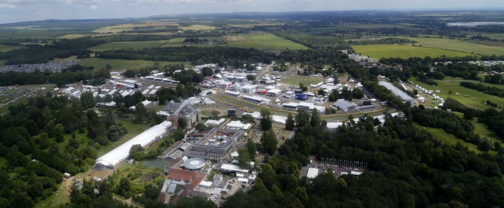 På Goodwood samsas Nascarbilar med F1-monster från förr, moderna GTI-bilar och Le Mans-vinnare från 1980-talet. 120.000 fans samlades för att se spektaklet.