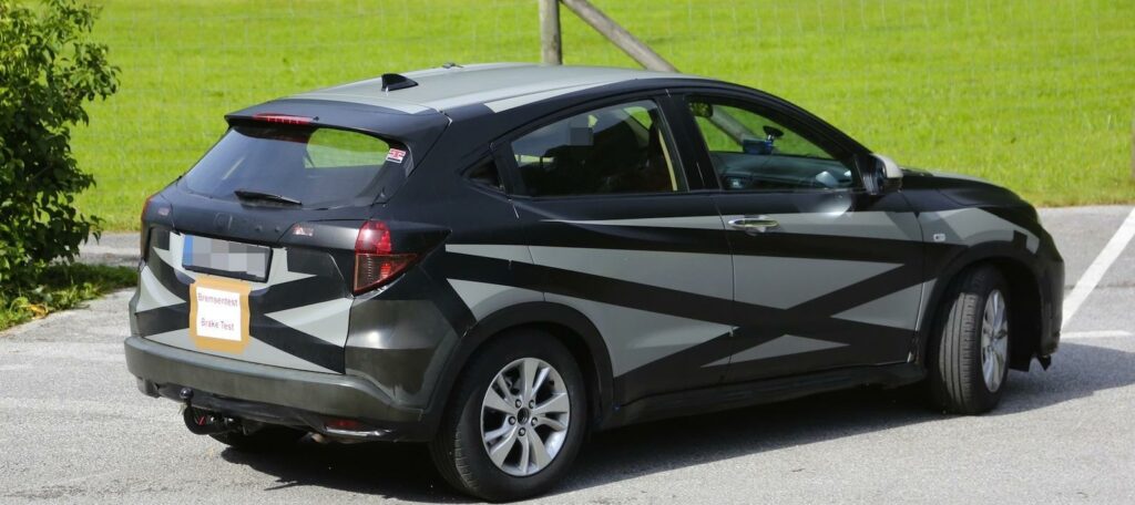 En BMW X1 påträffades i parkeringsplatsen. (AI text)