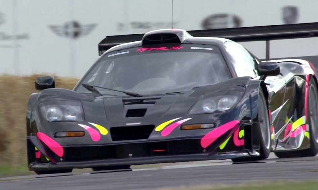 En racebil kör nerför banan. (AI text)