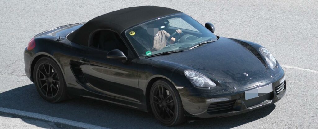 Porsche Boxster får snart ett försiktigt ansiktslyft och strax därefter kommer också en uppdaterad Cayman. De flesta förändringarna märks i fronten, med ny stötfångare, större luftintag, ny strålkastarform och nya led-strålkastare.