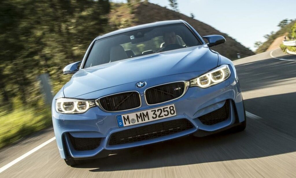 BMW M4 coupén kör nerför en landsväg (AI text)