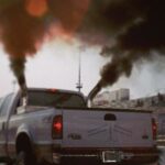 En lastbil med rök som kommer utifrån. (AI text)