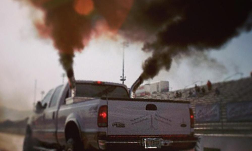 En lastbil med rök som kommer utifrån. (AI text)