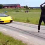 En man hoppade över en bil. (AI text)