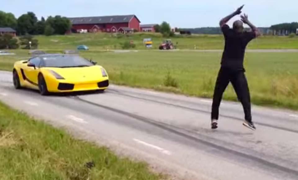 En man hoppade över en bil. (AI text)