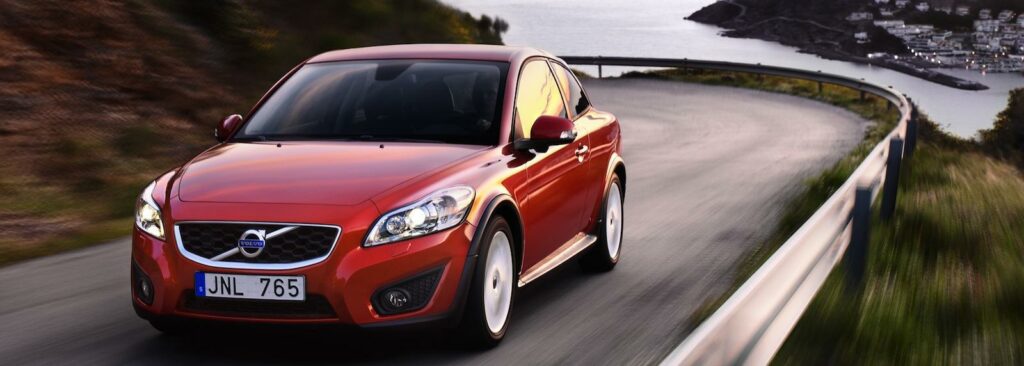 Volvo C30 är en av de säkraste bilarna för unga förare, enligt organisationen IIHS. På listan finns flera andra Volvo- och Saabmodeller.