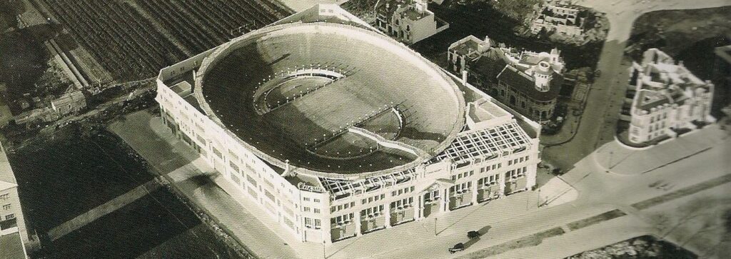 Palacio Chrysler öppnades officiellt den 1 december 1928. Här kunde rika Buenos Aires-bor köpa lyxbilar i en exklusiv utställningshall, men här fanns också verkstäder, tillverkningshall, kontor och testbana i samma byggnad.