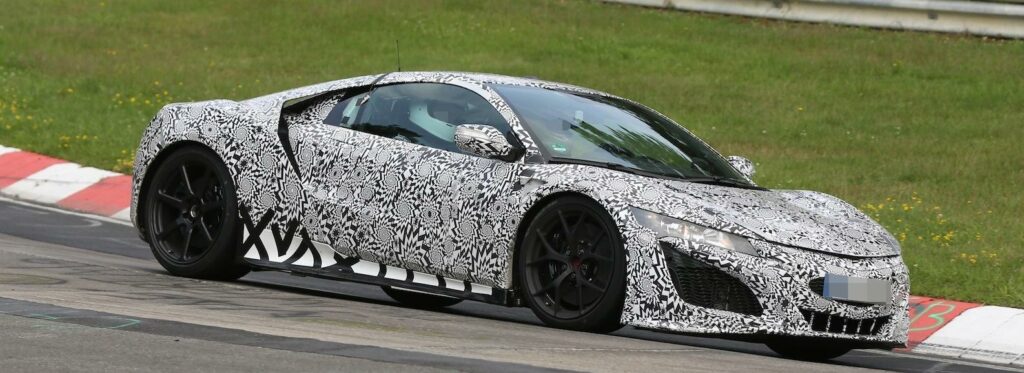 Nissan GT-R får snart en ny konkurrent med hybriddrift. Honda NSX gör comeback och testas just nu på Nürburgring.