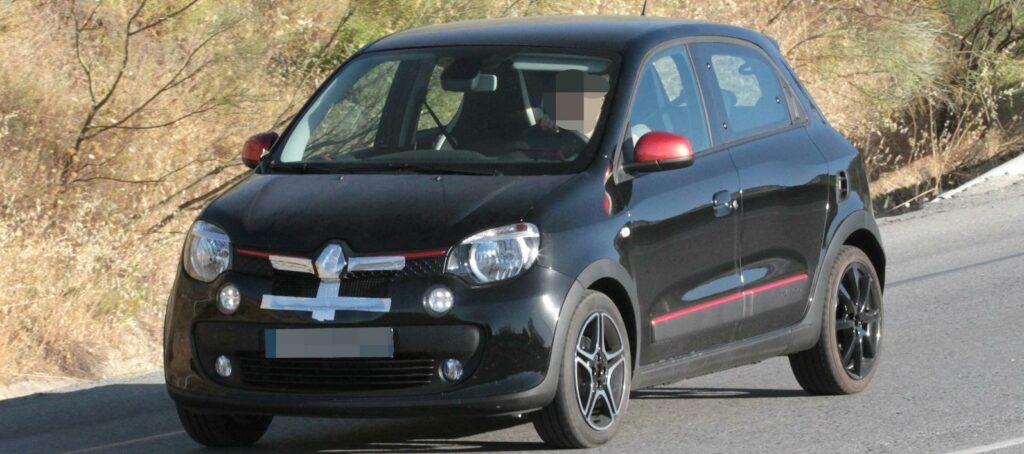 Röda detaljer och fräcka luftintag på sidorna – vad mer behöver du egentligen? Renault Twingo RS lanseras 2015.