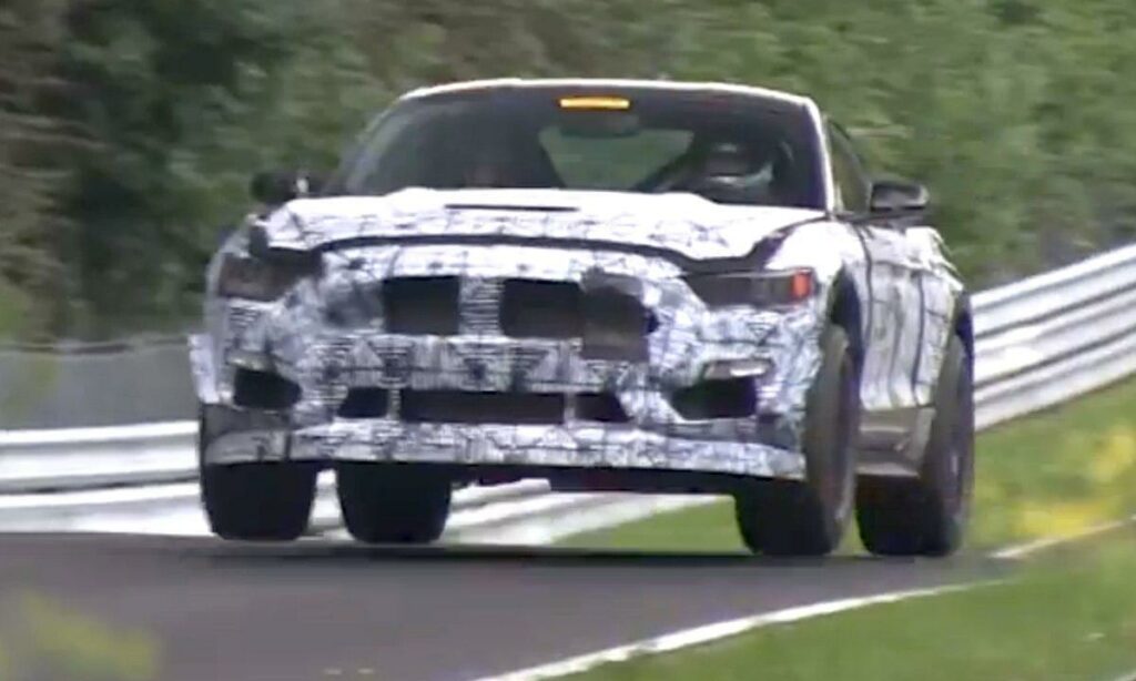 Ford Mustang GT upptäckt på racerbana (AI text)